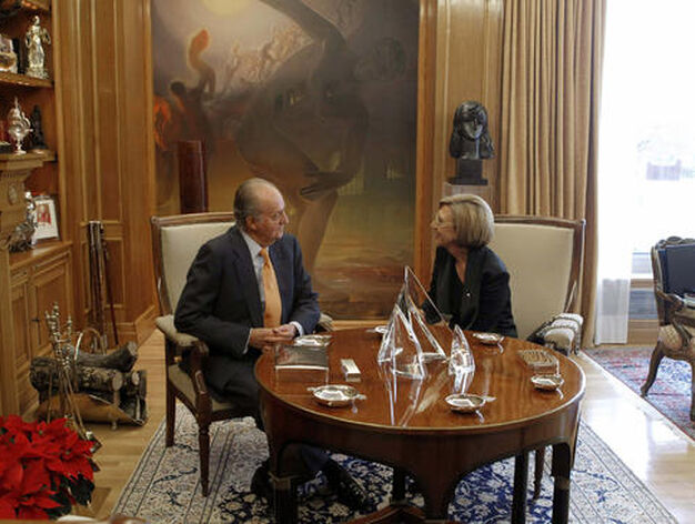 El rey conversa con Rosa D&iacute;ez en el Palacio de la Zarzuela

Foto: EFE