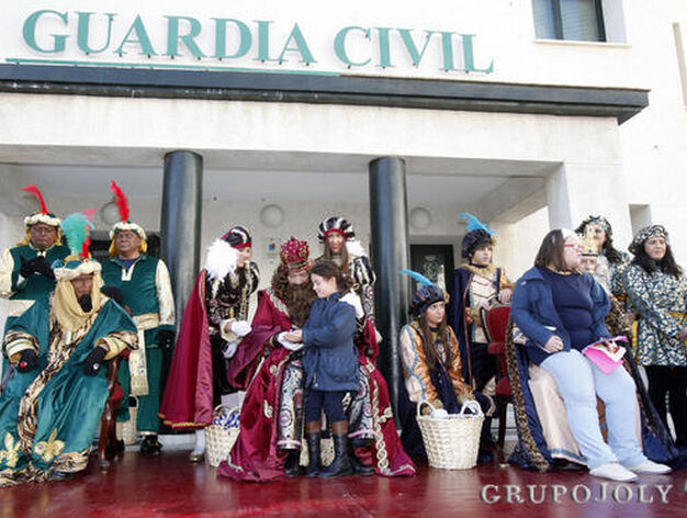 Los Reyes visitaron a la Guardia Civil. 

Foto: Jesus Marin