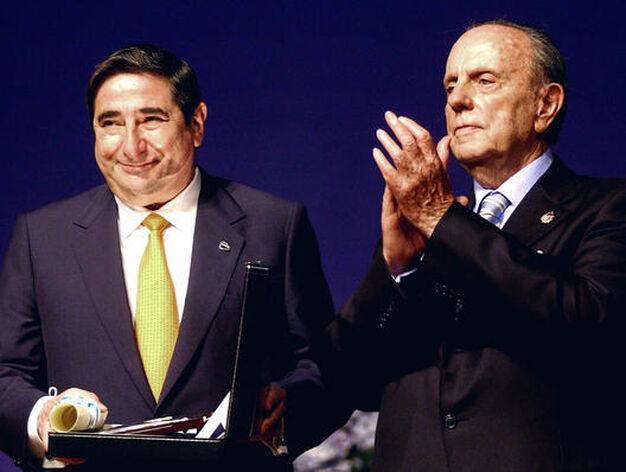 Manuel Fraga aplaude tras hacer entrega a Augusto C&eacute;sar Lendoiro, presidente del consejo de administraci&oacute;n del Real Club Deportivo, la Medalla de oro de Galicia 2002. / EFE