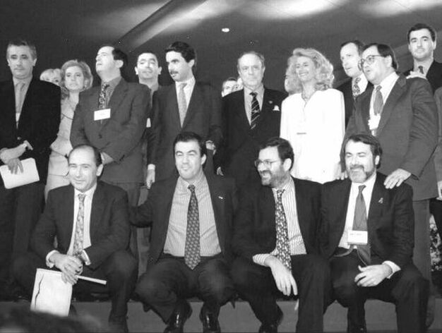 Aznar, junto a Manuel Fraga, rodeados ambos de la nueva ejecutiva del PP en 1996.