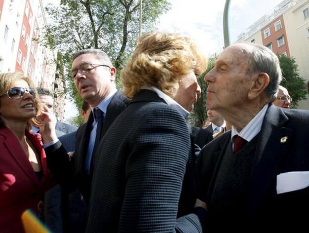 La presidenta de la Comunidad de Madrid, Esperanza Aguirre (2d), saluda al presidente fundador del PP, Manuel Fraga (d), en presencia del alcalde de Madrid, Alberto Ruiz-Gallard&oacute;n (2d), que conversa con la concejala Ana Botella (i), en la Plaza de la Rep&uacute;blica Dominicana de Madrid en un acto en 2008. / EFE