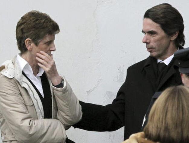 Jos&eacute; Mar&iacute;a Aznar da su p&acute;esame a un familiar.

Foto: Efe/Reuters