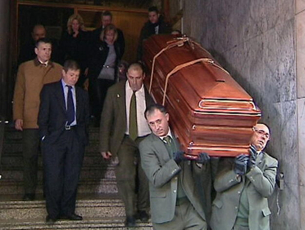 Los restos de Manuel Fraga son trasladados al coche f&uacute;nebre desde Madrid.

Foto: Efe/Reuters