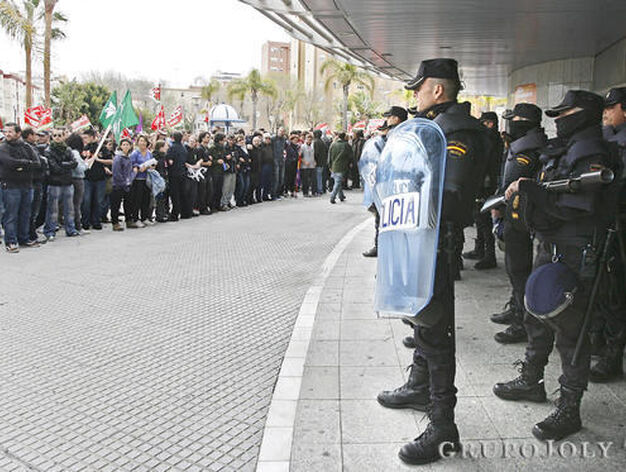 La Polic&iacute;a protege el acceso a El Corte Ingl&eacute;s. 

Foto: Joaqu&iacute;n Pino