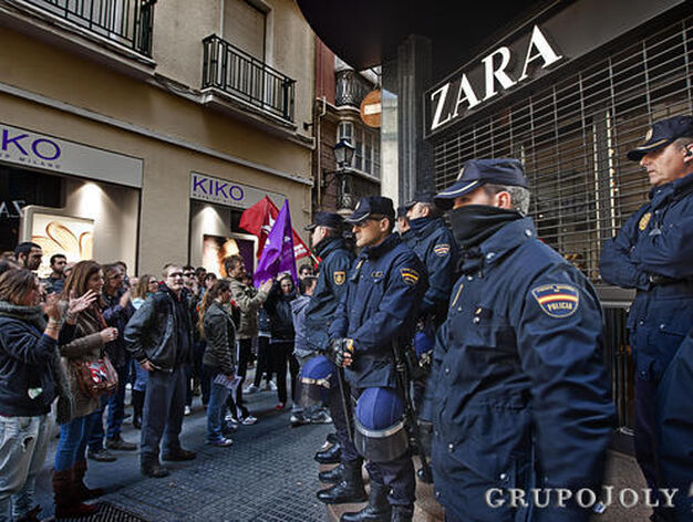 La Polic&iacute;a nacional escolta la puerta del Zara del Palillero. 

Foto: Julio Gonz&aacute;lez
