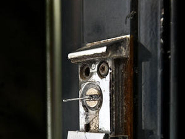 Una cerradura sellada con silicona e imperdibles por los piquetes. 

Foto: Julio Gonz&aacute;lez