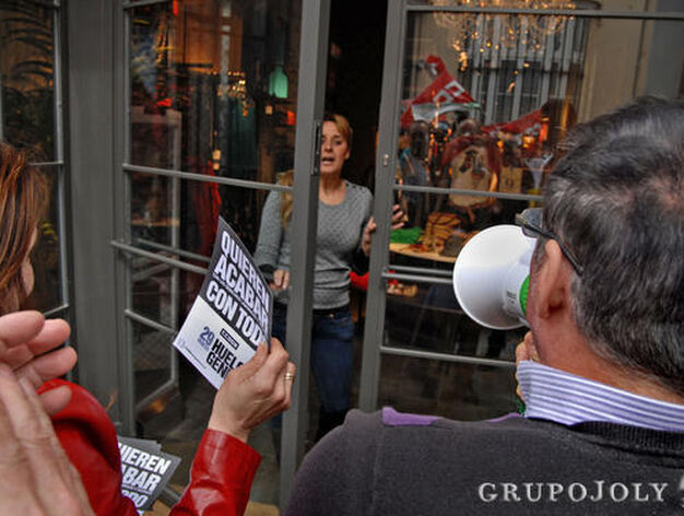 Un grupo de manifestantes piden el cierre de un comercio.

Foto: Paco Peri&ntilde;&aacute;n