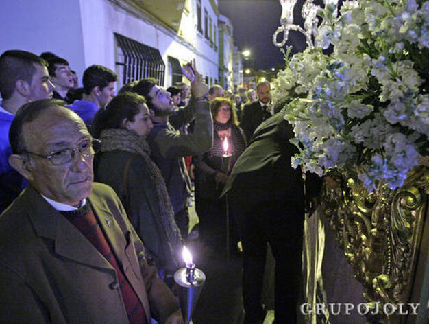 La imagen de Jes&uacute;s Resucitado procesiona por las calles de Algeciras de madrugada, una novedad este a&ntilde;o

Foto: J.M.Q./Erasmo Fenoy