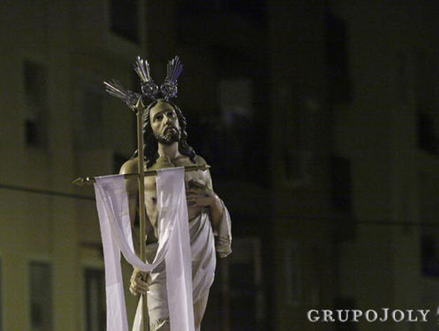 La imagen de Jes&uacute;s Resucitado procesiona por las calles de Algeciras de madrugada, una novedad este a&ntilde;o

Foto: J.M.Q./Erasmo Fenoy