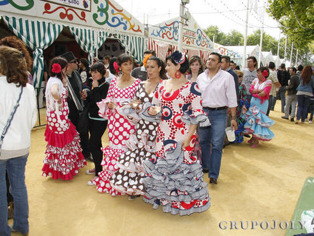 Grupos de j&oacute;venes paseando por el recinto de Las Banderas. 

Foto: Andr?Mora /Fito Carreto