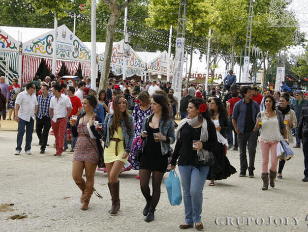 Grupos de j&oacute;venes pasean por la Feria.

Foto: Andr?Mora /Fito Carreto