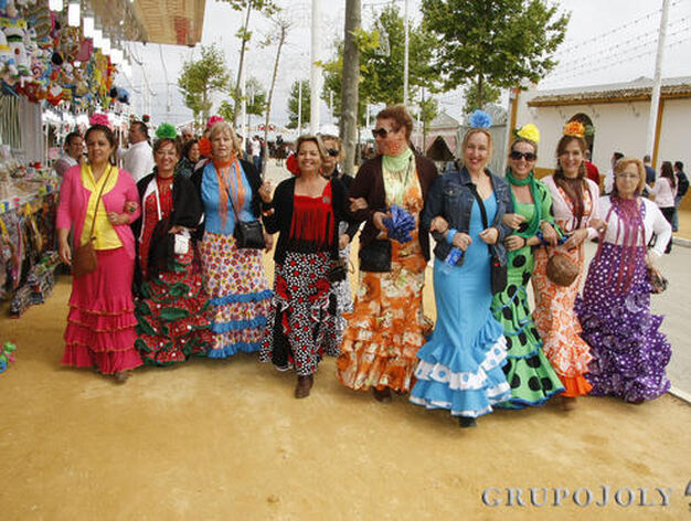 Un grupo de mujeres algo abrigadas paseando en la tarde de ayer por el recinto ferial. 

Foto: Andr?Mora /Fito Carreto