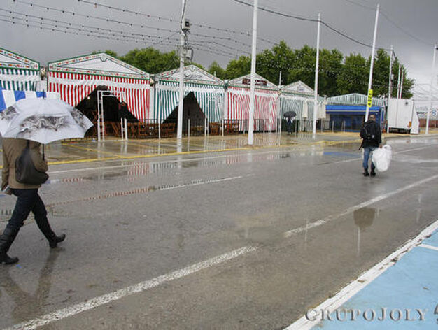 Los paraguas hicieron acto de aparici&oacute;n. 

Foto: Fito Carreto - Andres Mora