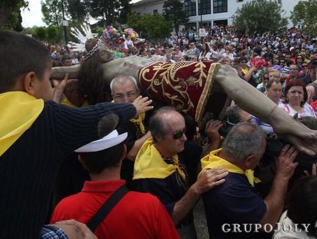 Cientos de personas arropan al Cristo de la Almoraima en romer&iacute;a.

Foto: Paco Guerrero