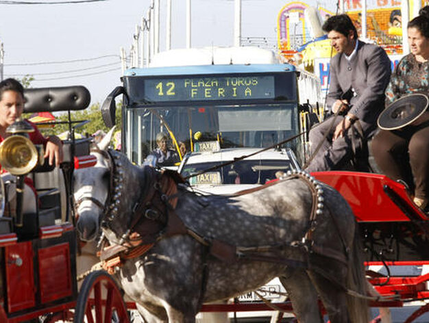 Tres medios de transporte para ir a la Feria:en coche de caballos, en taxi o en autob&uacute;s urbano. 

Foto: Fito Carreto