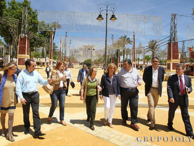 La alcaldesa y miembros de su equipo de gobierno, ayer en su visita al Gonz&aacute;lez Hontoria.

Foto: Miguel Angel Gonzalez
