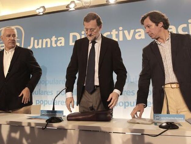 Rajoy, Arenas y Zoido, entre otros, acuden a la Junta Directiva Nacionald del PP realizada en Sevilla.

Foto: Antonio Pizarro