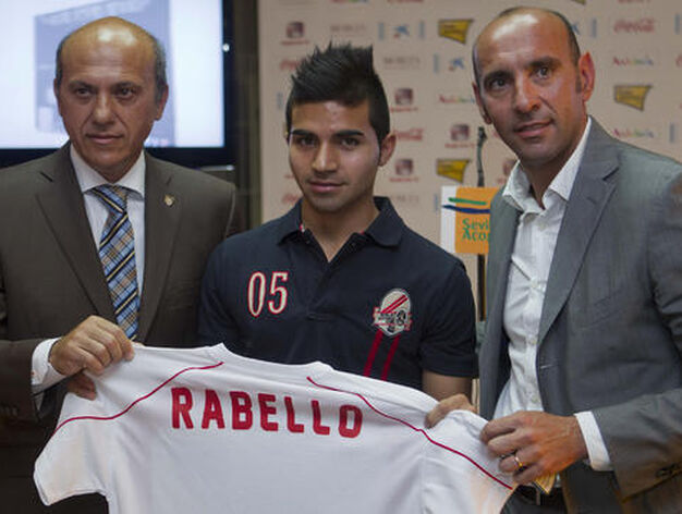 Rabello posa junto con su representante y el presidente del Sevilla FC.

Foto: Jos&eacute; &Aacute;ngel Garc&iacute;a