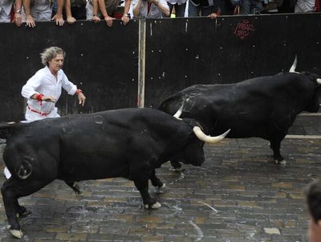 El primer encierro de 2012 finaliza con una cornada en el primer tramo y la entrada en la plaza de un toro con un mozo en una de sus astas.

Foto: EFE / Reuters