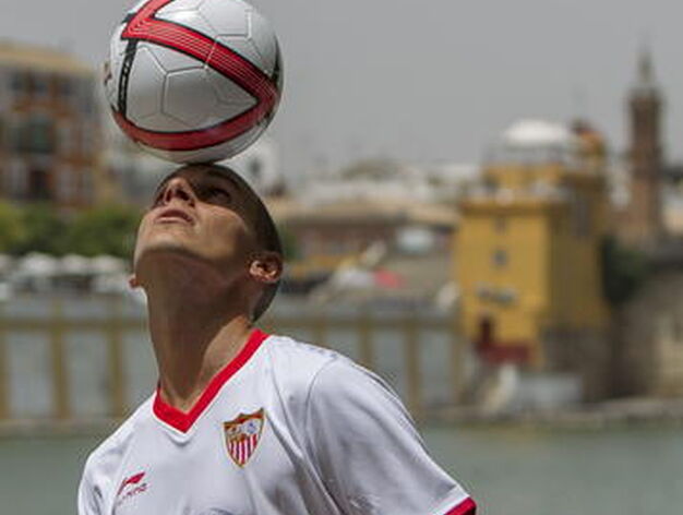 El futbolista posa ante las c&aacute;maras con el bal&oacute;n./ Julio Mu&ntilde;oz (EFE)