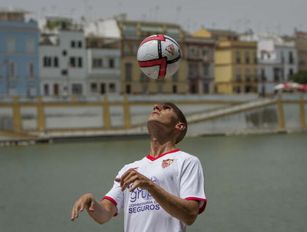 El futbolista muestra ante las c&aacute;maras sus habilidades con el bal&oacute;n./ Julio Mu&ntilde;oz (EFE)
