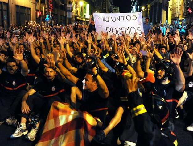 Trabajadores p&uacute;blicos se manifiestan en Madrid mostrando su rechazo a los nuevos recortes anunciados por el Gobierno.

Foto: AFP PHOTO