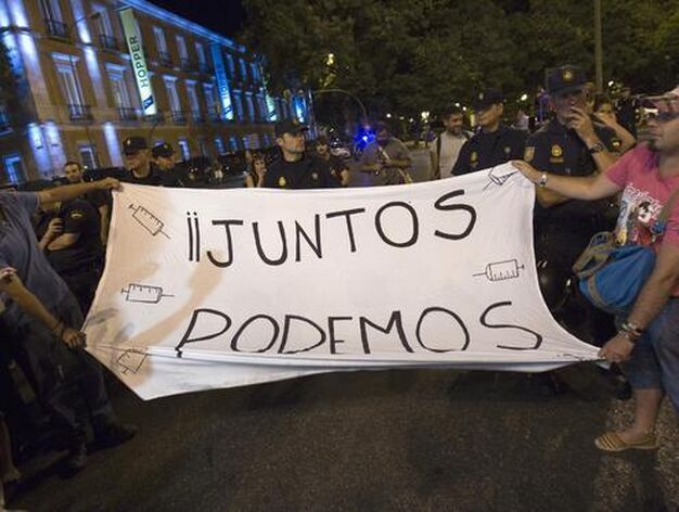 Trabajadores p&uacute;blicos se manifiestan en Madrid mostrando su rechazo a los nuevos recortes anunciados por el Gobierno.

Foto: REUTERS