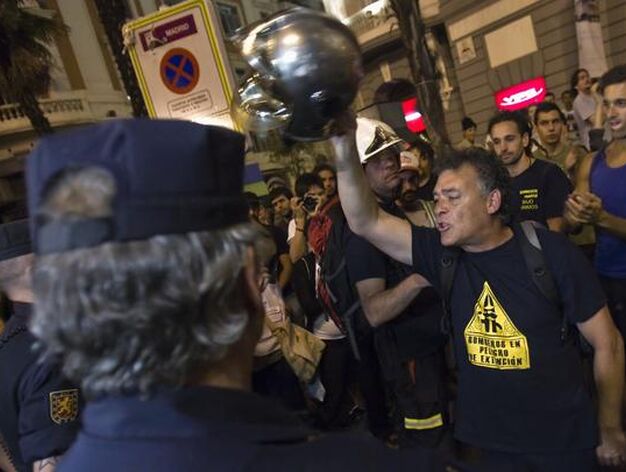 Trabajadores p&uacute;blicos se manifiestan en Madrid mostrando su rechazo a los nuevos recortes anunciados por el Gobierno.

Foto: REUTERS
