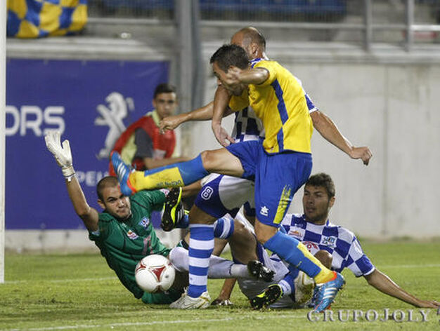 Adri Gallardo intenta el remate en una clara ocasi&oacute;n en la primera mitad para los amarillos. 

Foto: Jose Braza