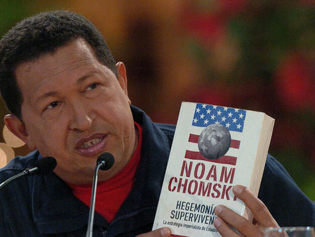 Ch&aacute;vez muestra un libro de Chomsky.

Foto: Efe/AFP/Reuters