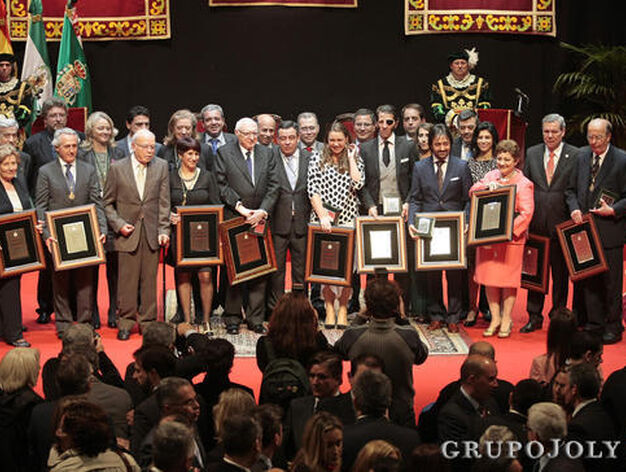 Los distinguidos, con los diputados provinciales./Fito Carreto

Foto: Fito Carreto