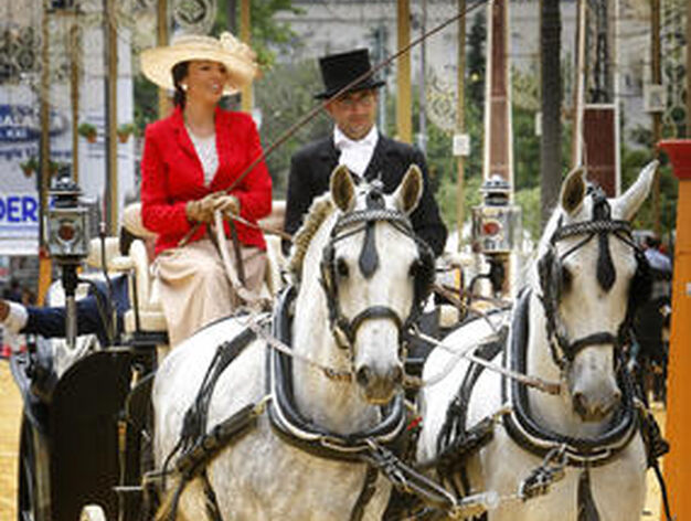 Elegancia. Bell&iacute;sima imagen de un coche de caballos guiado por una mujer ayer en la Feria.

Foto: Pascual