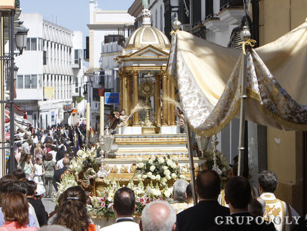 Altares y p&eacute;talos para acompa&ntilde;ar a la procesi&oacute;n por las calles de Chiclana.

Foto: Sonia Ramos