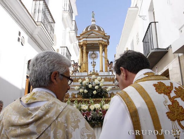 Altares y p&eacute;talos para acompa&ntilde;ar a la procesi&oacute;n por las calles de Chiclana.

Foto: Sonia Ramos