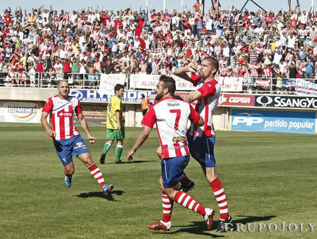 Los albirrojos regresan a Segunda B tras vapulear (4-0) al Tropez&oacute;n en el Mirador.

Foto: Erasmo Fenoy