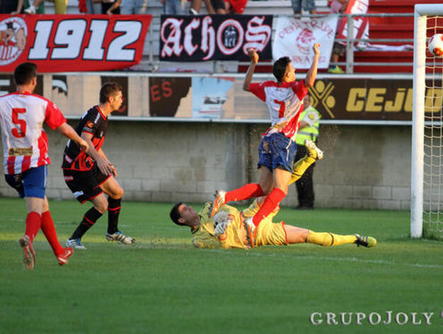 El Algeciras no pasa del empate en casa (0-0) ante un correoso Lucena.

Foto: Andres Carrasco