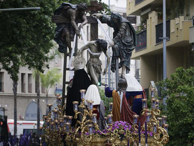 El paso de misterio del Descendimiento atraviesa la calle Sevilla entre la gran multitud que se ech&oacute; a la calle.

Foto: Miguel Angel Gonzalez