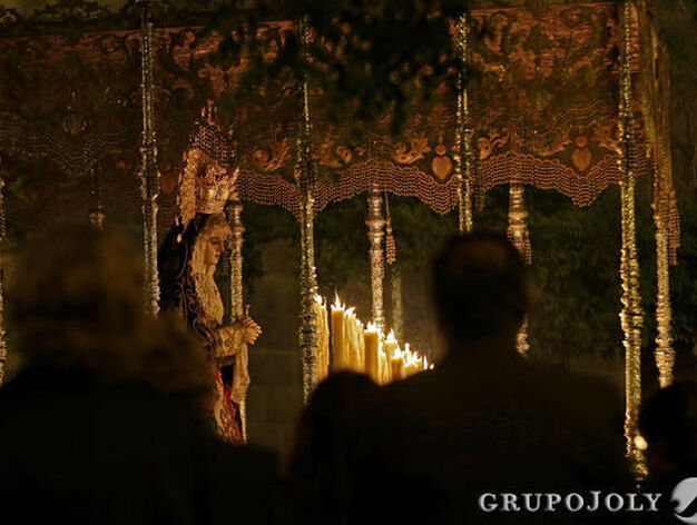 Nuestra Madre y Se&ntilde;ora de la Soledad con su candeler&iacute;a encendida.

Foto: Miguel Angel Gonzalez