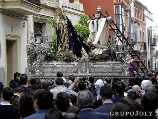 La Virgen de Loreto tras su salida de San Pedro, a&uacute;n con la Cruz bajada.

Foto: Miguel Angel Gonzalez