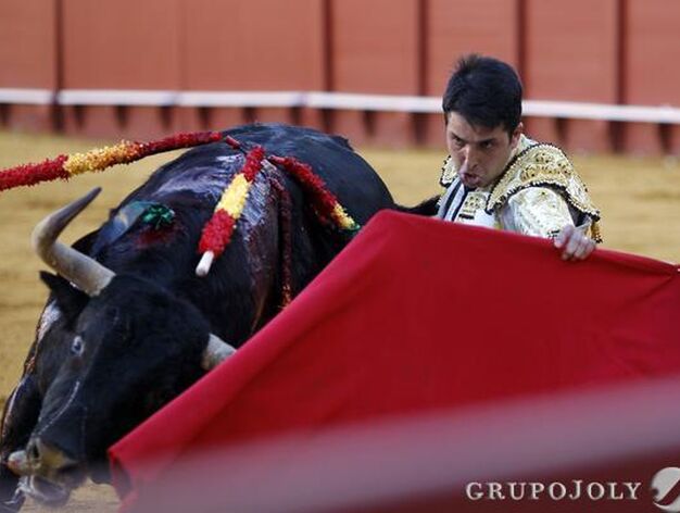 Javier Casta&ntilde;o con el cuarto toro

Foto: Juan Carlos Munoz