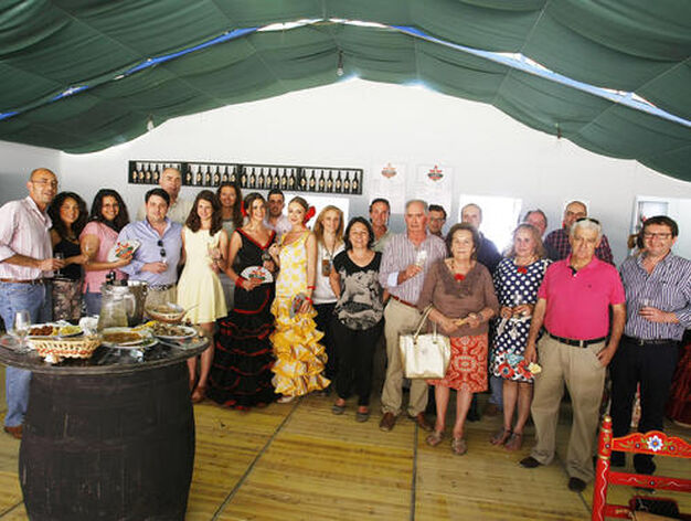 La familia de Aecovi-Jerez (cooperativas vitivin&iacute;colas) celebr&oacute; ayer su ya tradicional almuerzo de Feria en compa&ntilde;&iacute;a de amigos en su caseta. 

Foto: Pascual