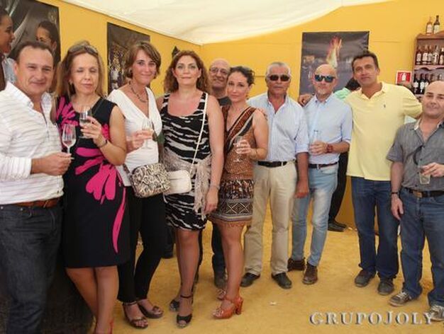Compa&ntilde;eros del grupo de empresa de Jereyssa, disfrutando de la Feria en la caseta del Diario.

Foto: Vanesa Lobo