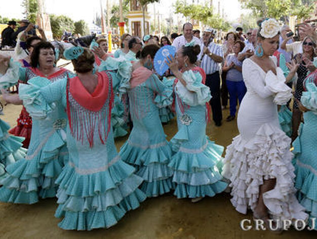 La Feria 'baila' dentro y fuera de los entoldados. 

Foto: Miguel Angel Gonzalez