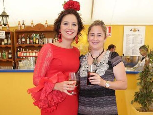 Marisa L&oacute;pez brinda en la caseta del Diario con Beatriz Codes, relaciones externas de Coca Cola.

Foto: Vanesa Lobo