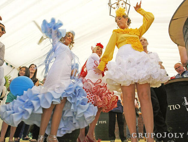 Cualquier lugar de la Feria es bueno para marcarse un buen baile de sevillanas en compa&ntilde;&iacute;a de las amigas. 

Foto: Pascual
