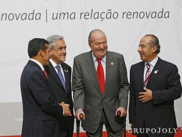 El Rey, con muletas, junto a otros mandatarios en la Cumbre Iberoamericana de Jefes de Estado en C&aacute;diz./Julio Gonz&aacute;lez