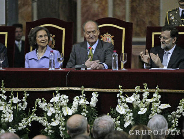 El Rey recibe los aplausos despu&eacute;s de su discurso en el Oratorio el 19 de marzo de 2012./Julio Gonz&aacute;lez