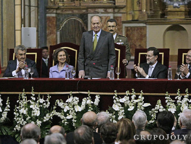 El Rey recibe los aplausos despu&eacute;s de su discurso en el Oratorio el 19 de marzo de 2012./Julio Gonz&aacute;lez