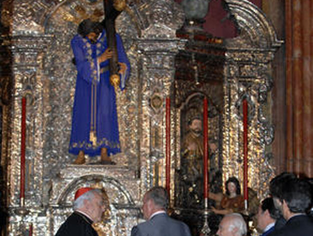 Ante el se&ntilde;or de Pasi&oacute;n. El Rey visit&oacute; la iglesia del Salvador el 22 de octubre de 2008 para conocer su restauraci&oacute;n. En la imagen, con el cardenal Amigo Vallejo y Javier Criado.

Foto: D.S.