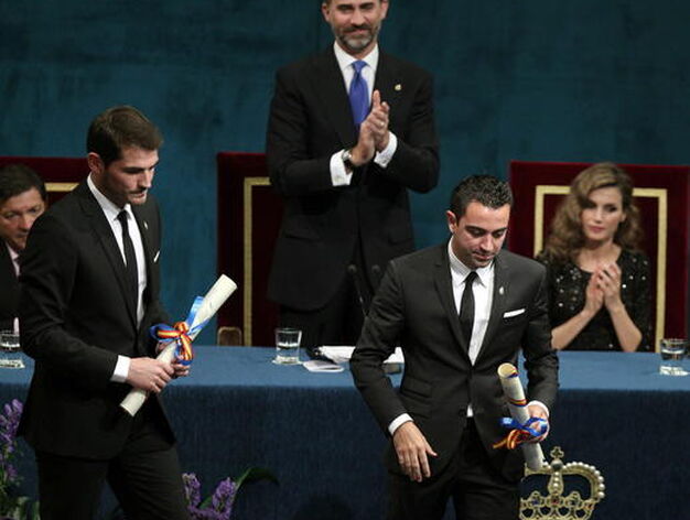 Los jugadores de la selecci&oacute;n espa&ntilde;ola de f&uacute;tbol Iker Casillas y Xavi Hern&aacute;ndez, tras recibir el premio Pr&iacute;ncipe de Asturias de los Deportes 2012. / Efe